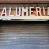 Un palese esempio di uso di �plexiglass anni 50� � la targa della Salumeria Micunco, presente in via Pasubio dal 1958. Si nota qui la leggibilit� associata ai caratteri lineari
